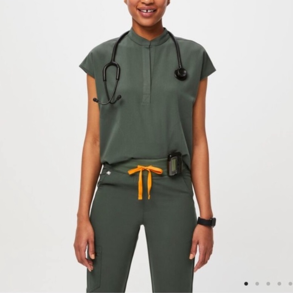 Figs Rafaela scrub top and FIGS Zamora Jogger Scrub Pants- Small, Moss